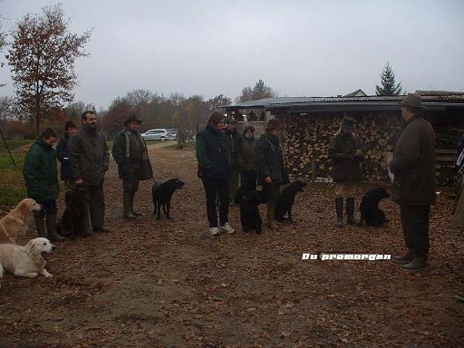 Mr JUMEAU donnant les consignes aux participants du BICP(brevet international de chasse pratique), vernou en sologne, decembre 2004